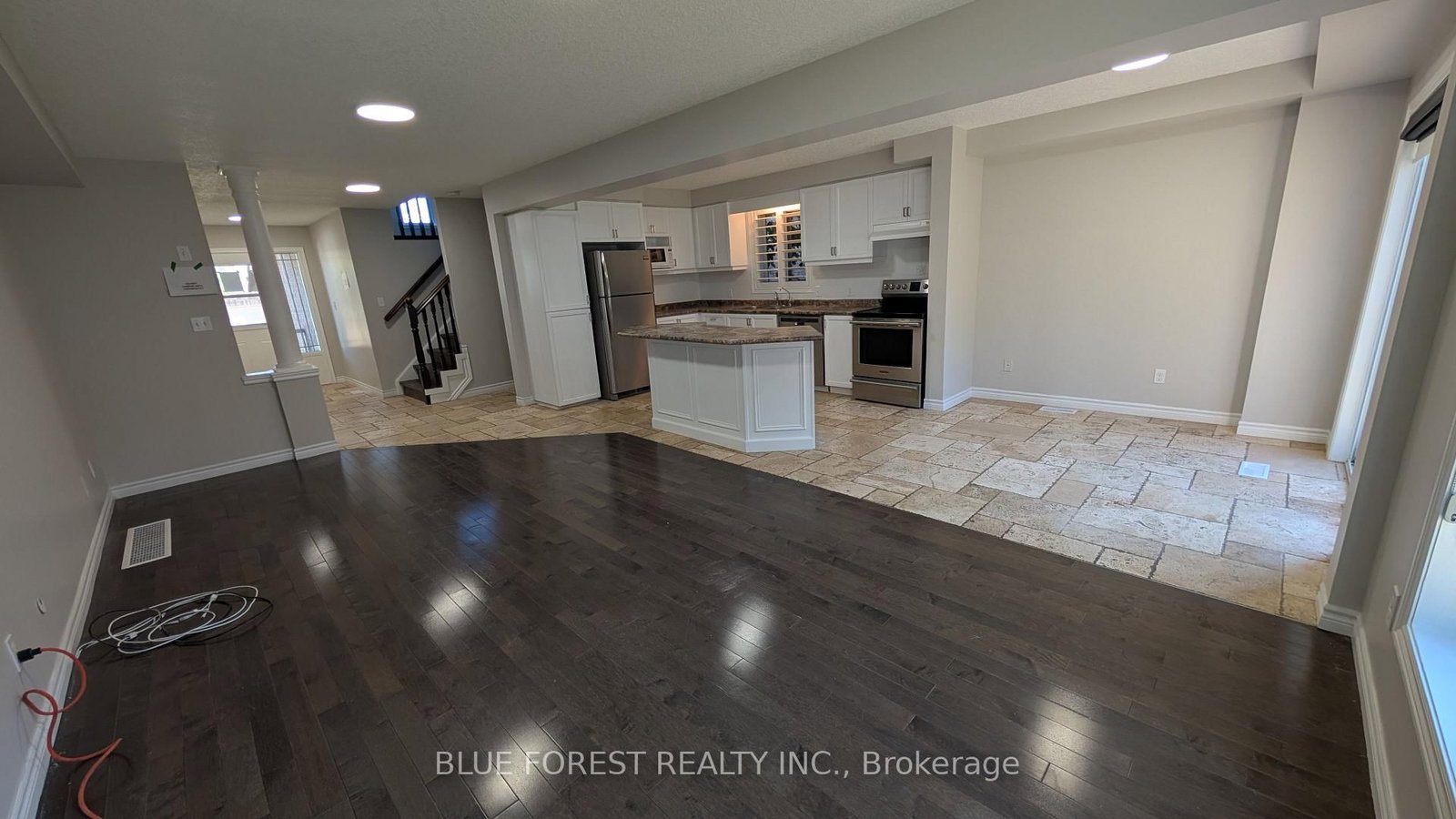 904 Frontenac Crescent • Woodstock, ON photo 9