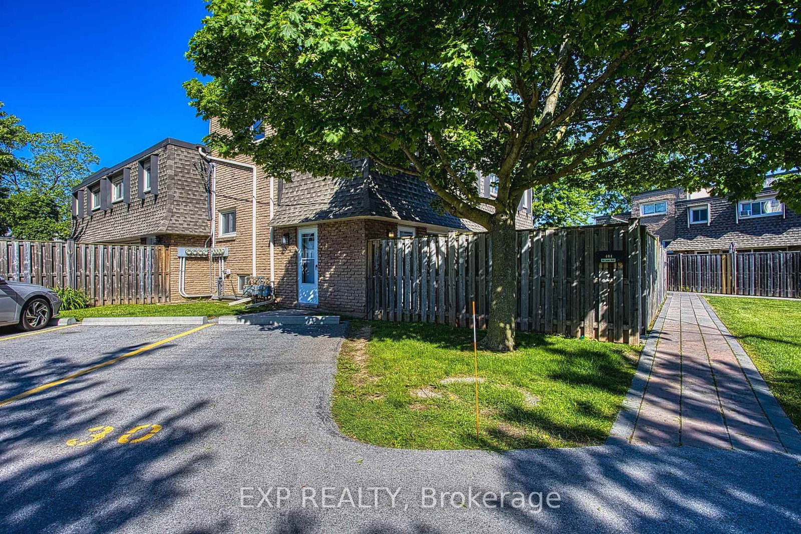 7 Viking Court • #404 • Grimsby, ON photo 1