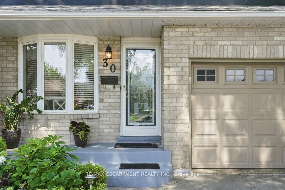 30 Twinoaks Crescent • Hamilton, ON photo 2