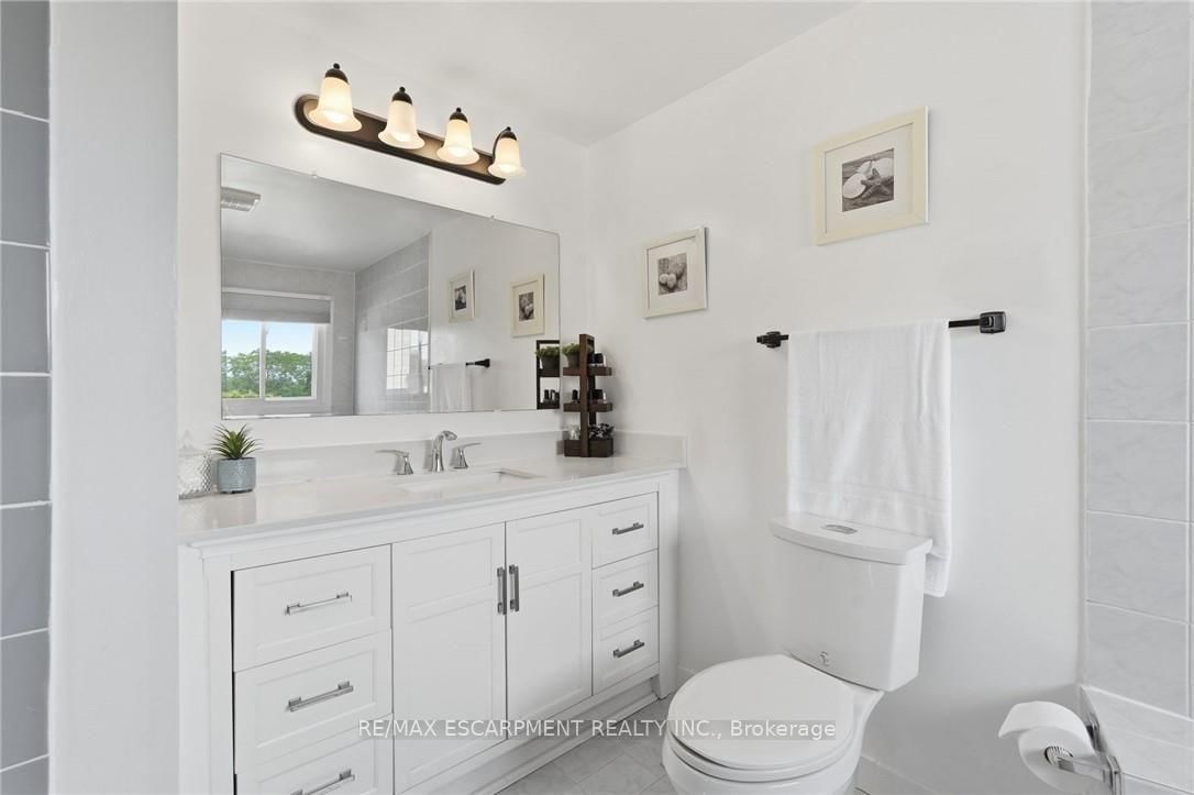 30 Twinoaks Crescent • Hamilton, ON photo 20