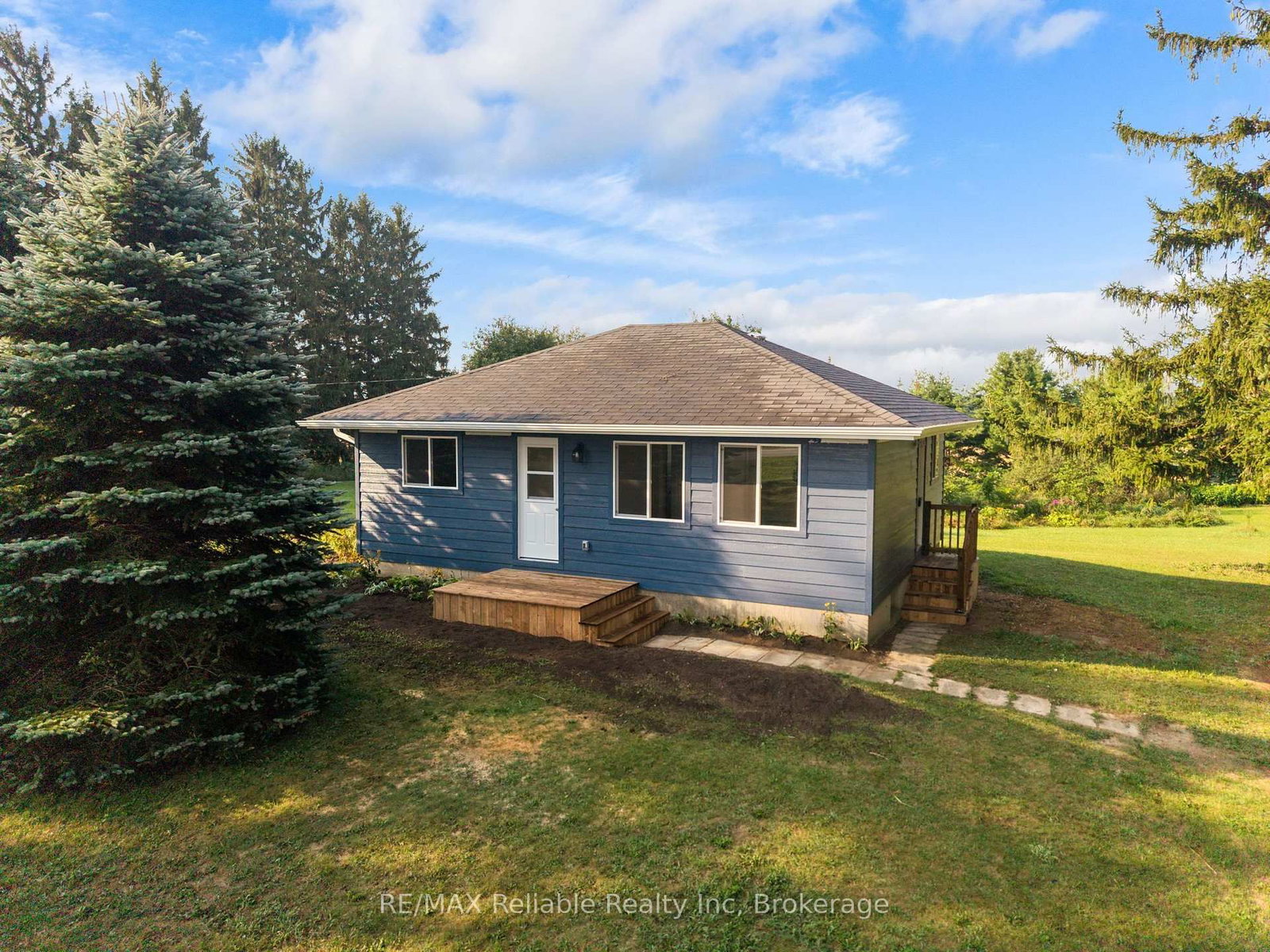 Detached House sold at 41323 Front Road, Huron East, Ontario, N0K 1W0 - Seaforth - MLS: X13678056