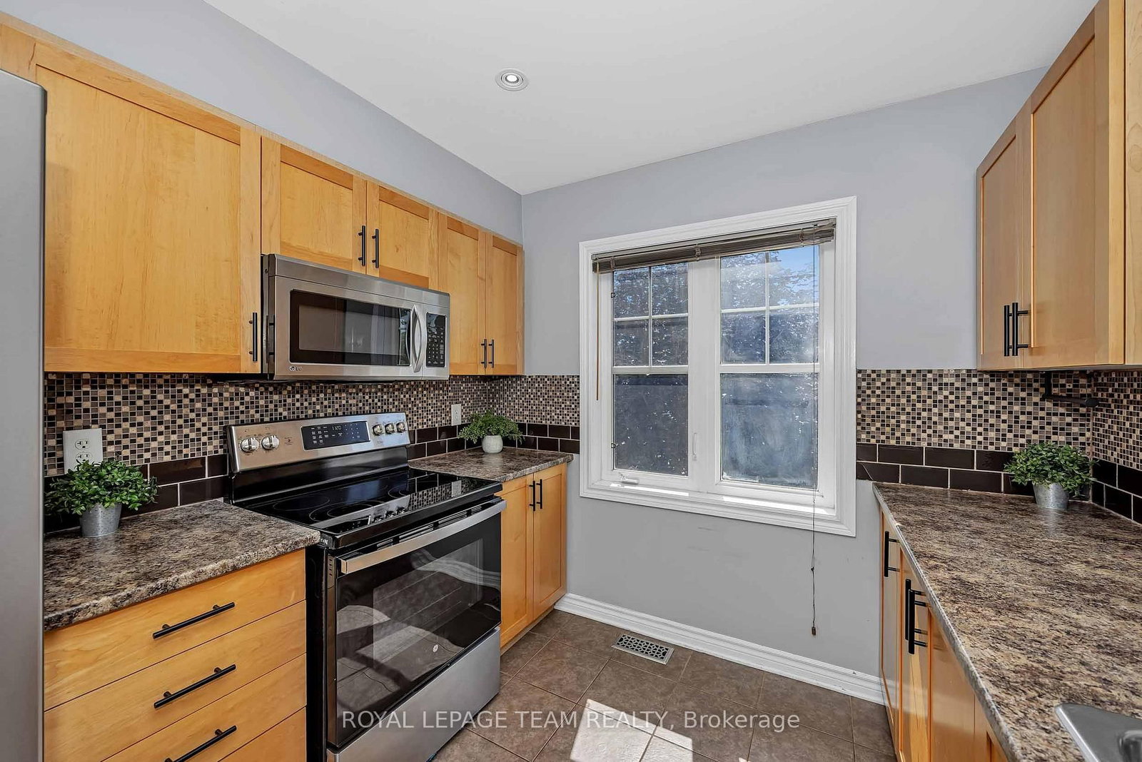 2555 Waterlilly Way • Ottawa, ON photo 17