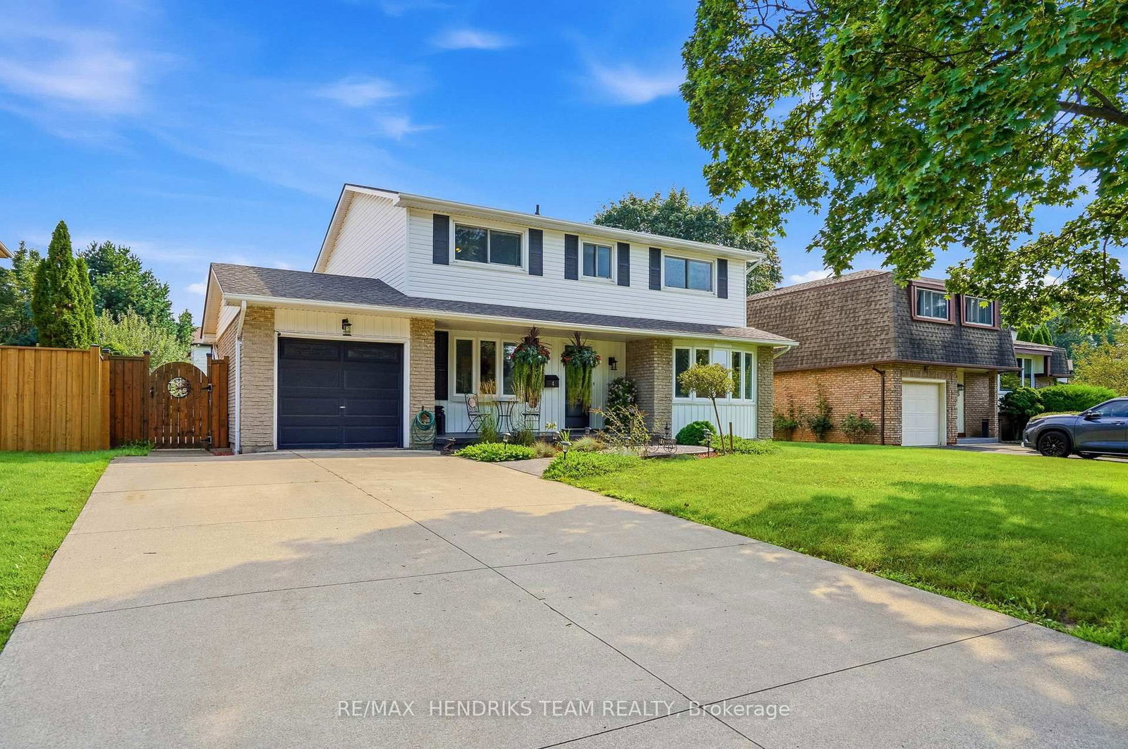 4 Royal Orchard Crescent • St. Catharines, ON photo 2