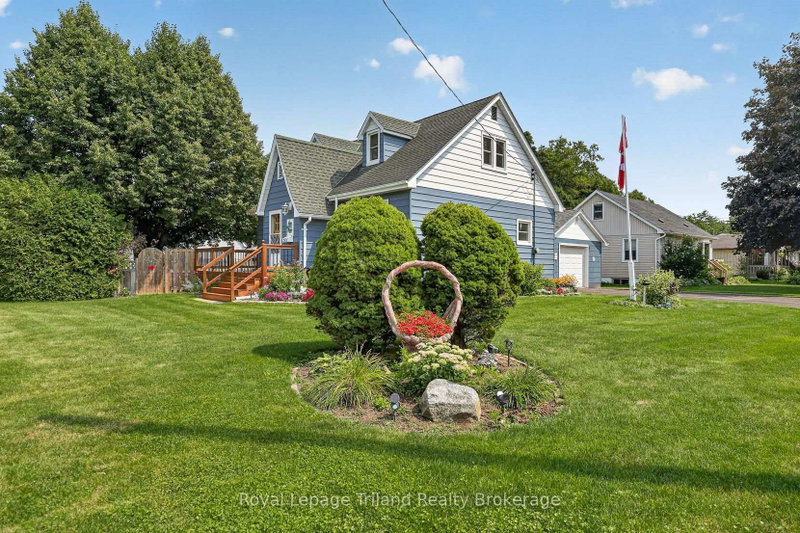 241 Delatre St W photo 5