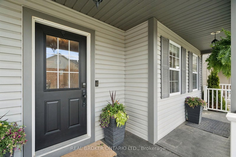 168 Hampson Cres photo 4
