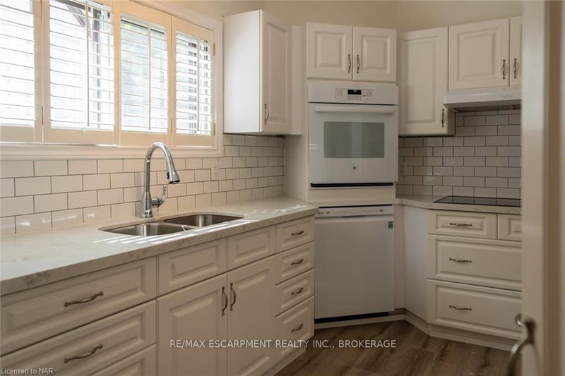 Upper - 359 QUEENSDALE Avenue E
