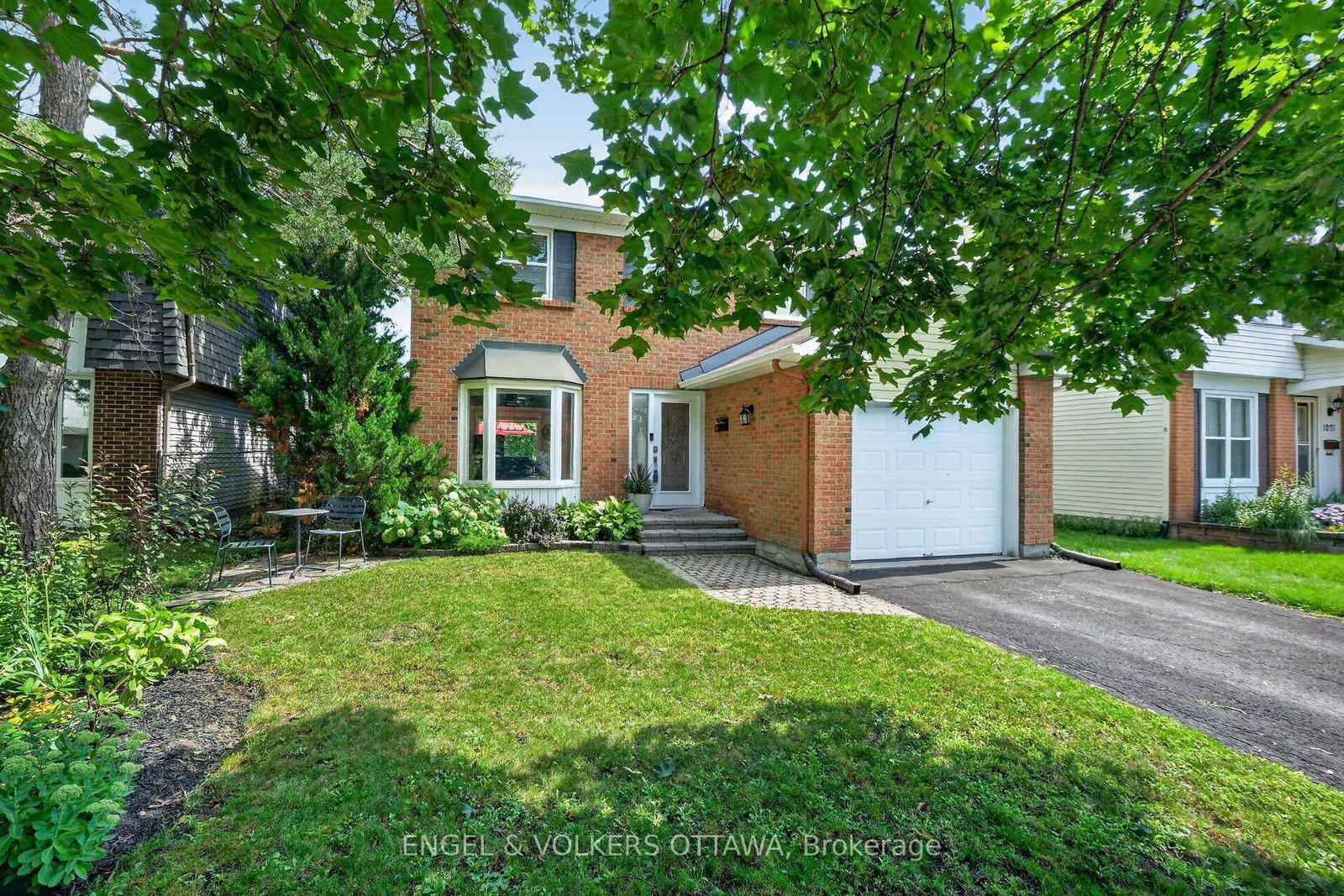 1069 St Germain Crescent • Ottawa, ON photo 1