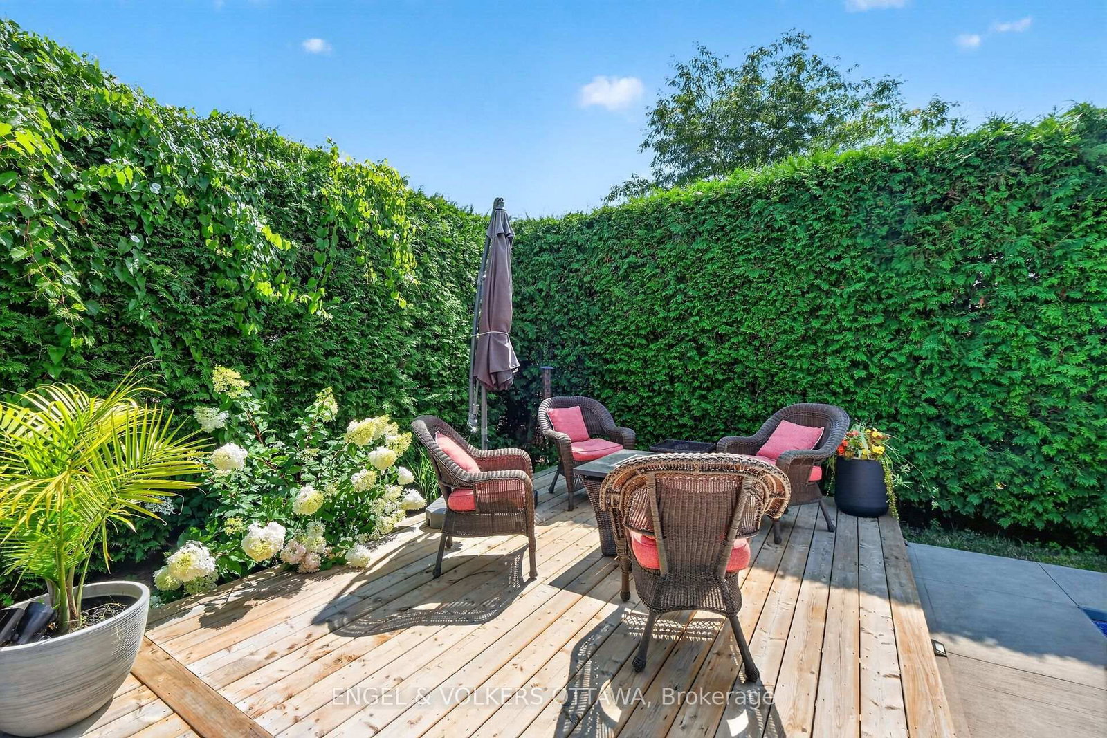 1069 St Germain Crescent • Ottawa, ON photo 39