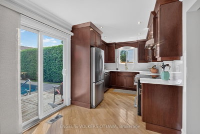 1069 St Germain Crescent • Ottawa, ON photo 4