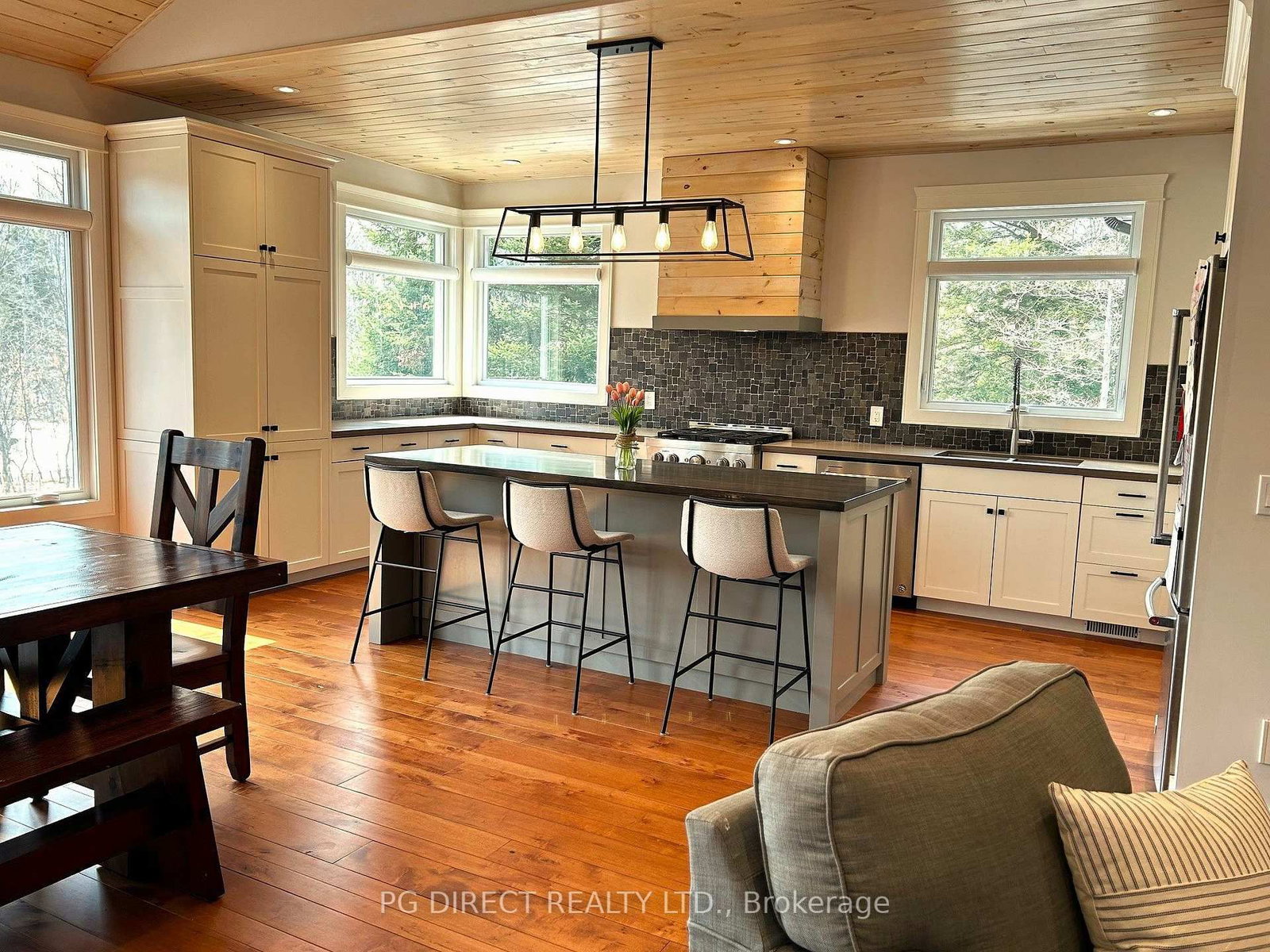 2 Hawk Ridge Court E • Huntsville, ON photo 7
