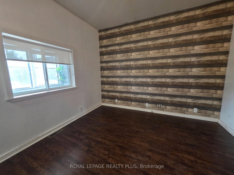51 Edinburgh Ave photo 4