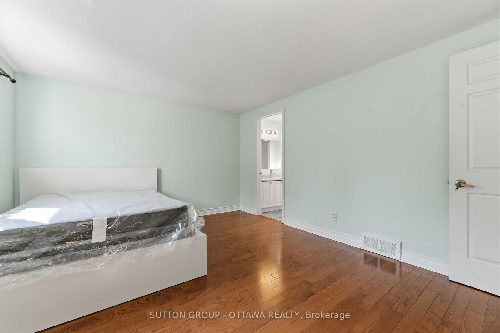 16 Crimson Gate • Ottawa, ON photo 24