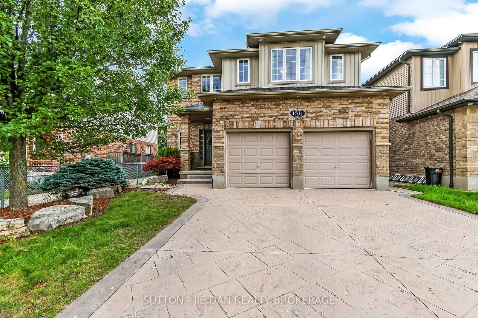 1511 CORONATION Drive, London North