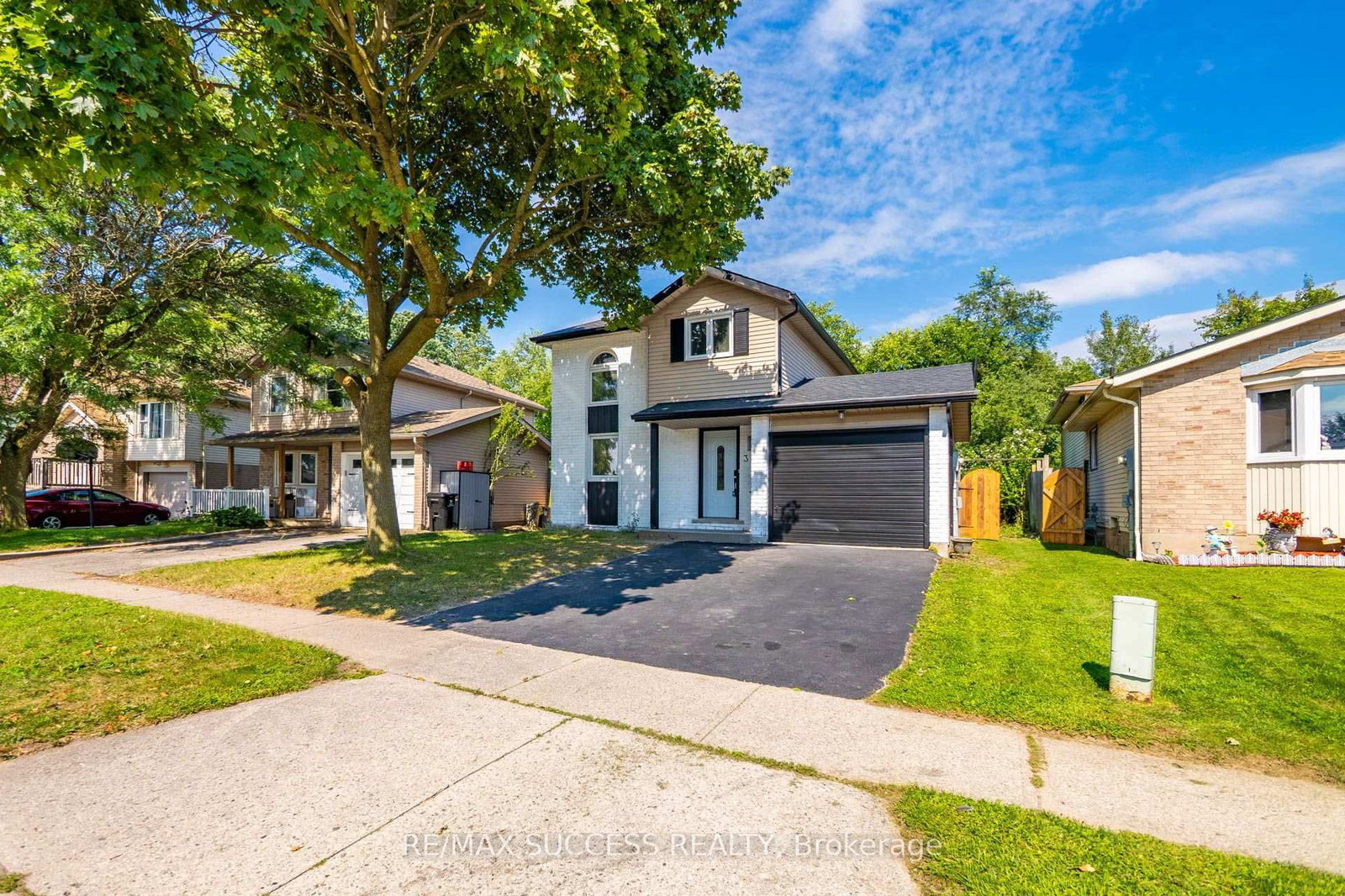 306 Sekura Street • Cambridge, ON photo 2