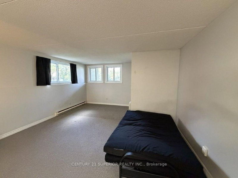 725 James Street S photo 4