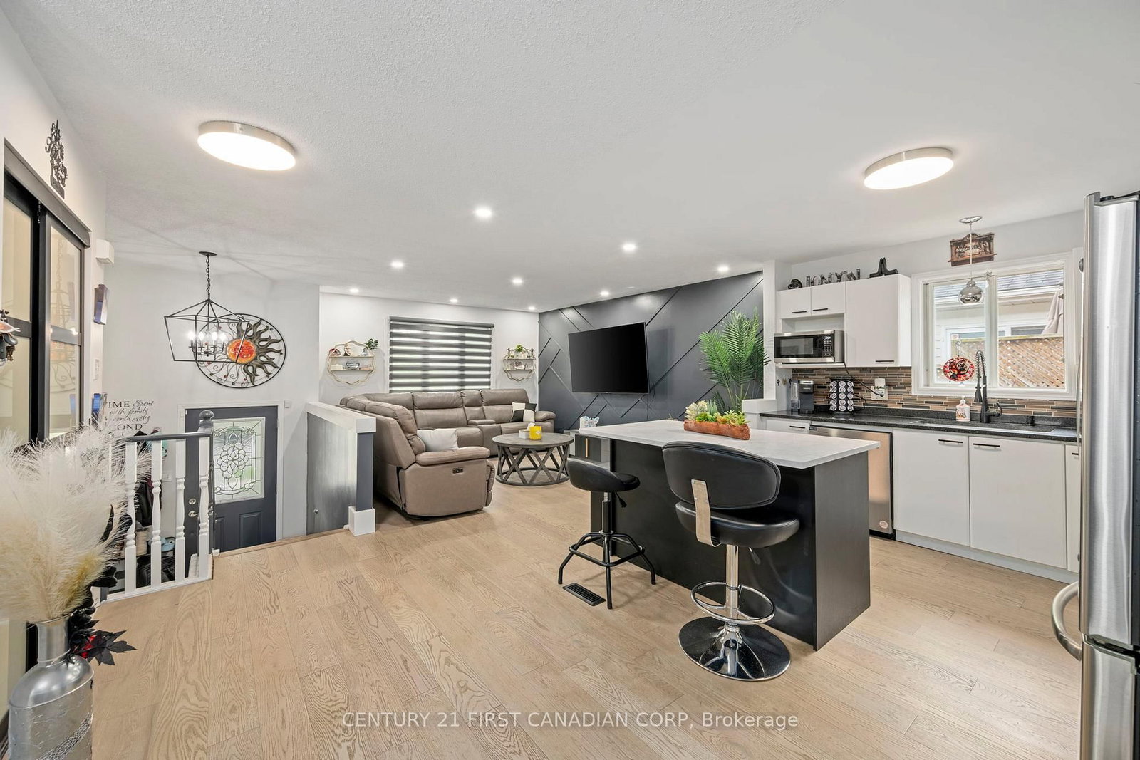 Listing Image 8