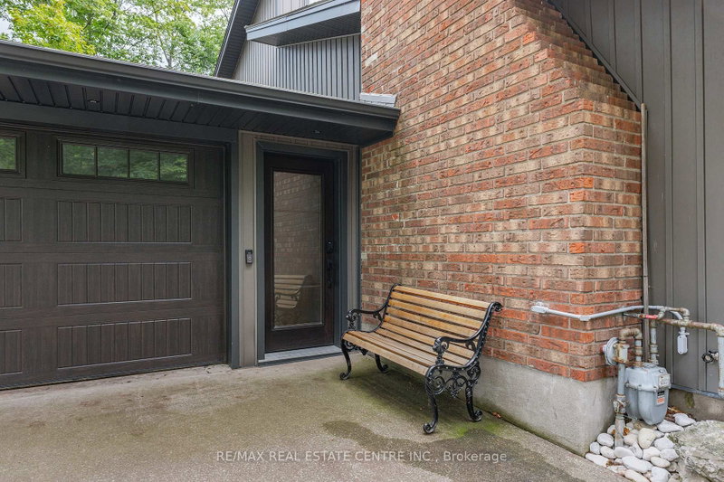 4905 Mapleview Crescent