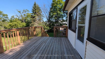 18 Susan Street W • Huntsville, ON photo 2