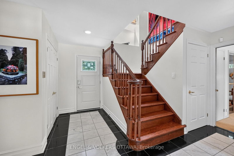 1907 Fairmeadow Crescent