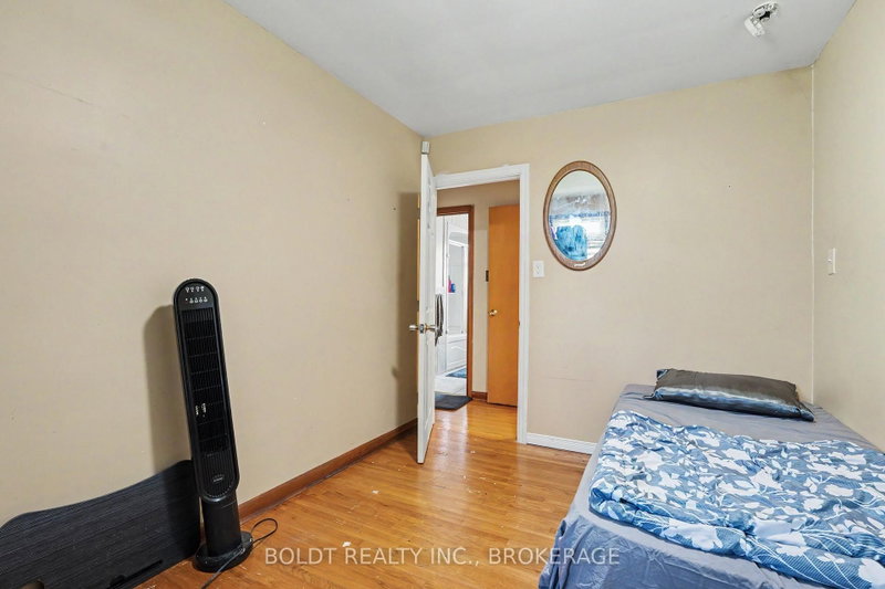 5568 Drummond Rd photo 5