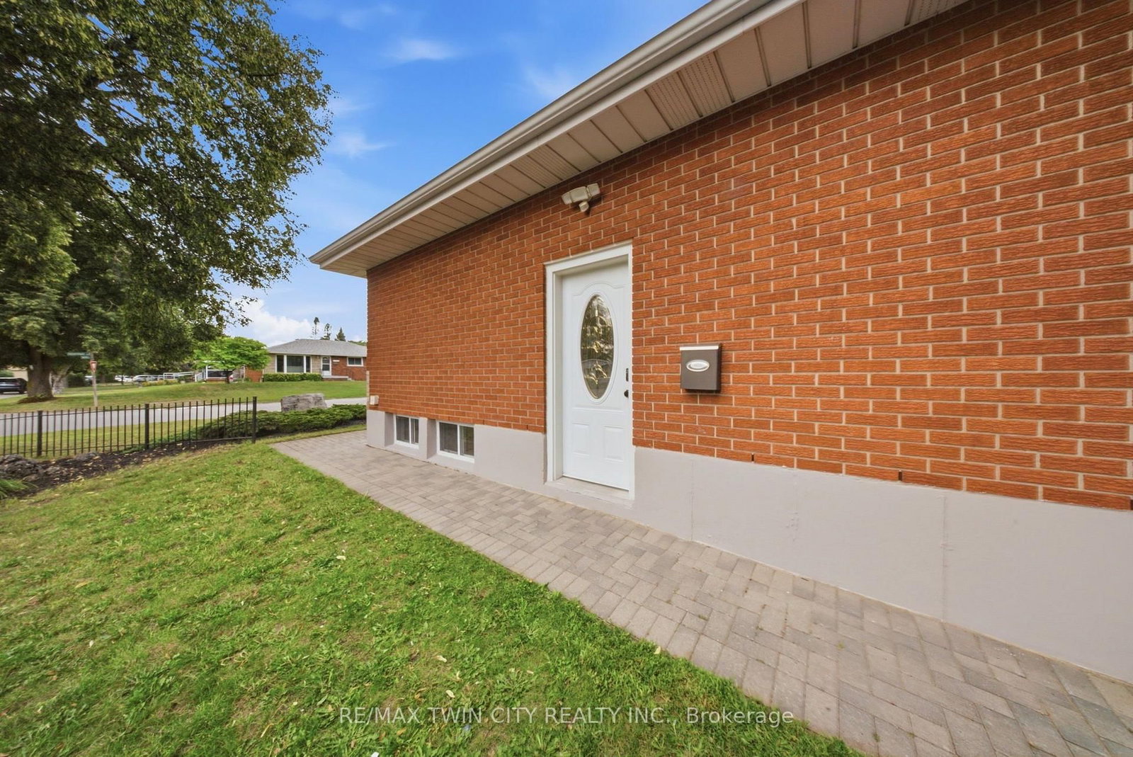 2 Frontenac Avenue • Brantford, ON photo 37
