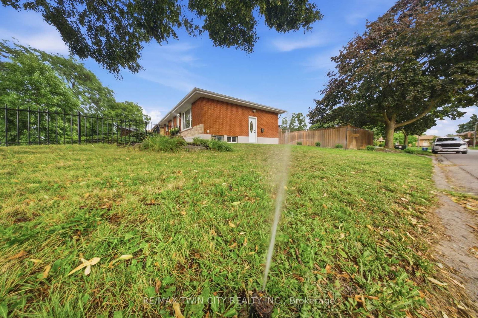 2 Frontenac Avenue • Brantford, ON photo 38