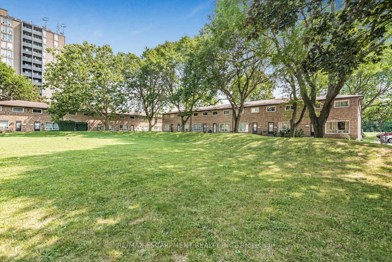 28 RIVERDALE Drive • Hamilton, ON photo 2