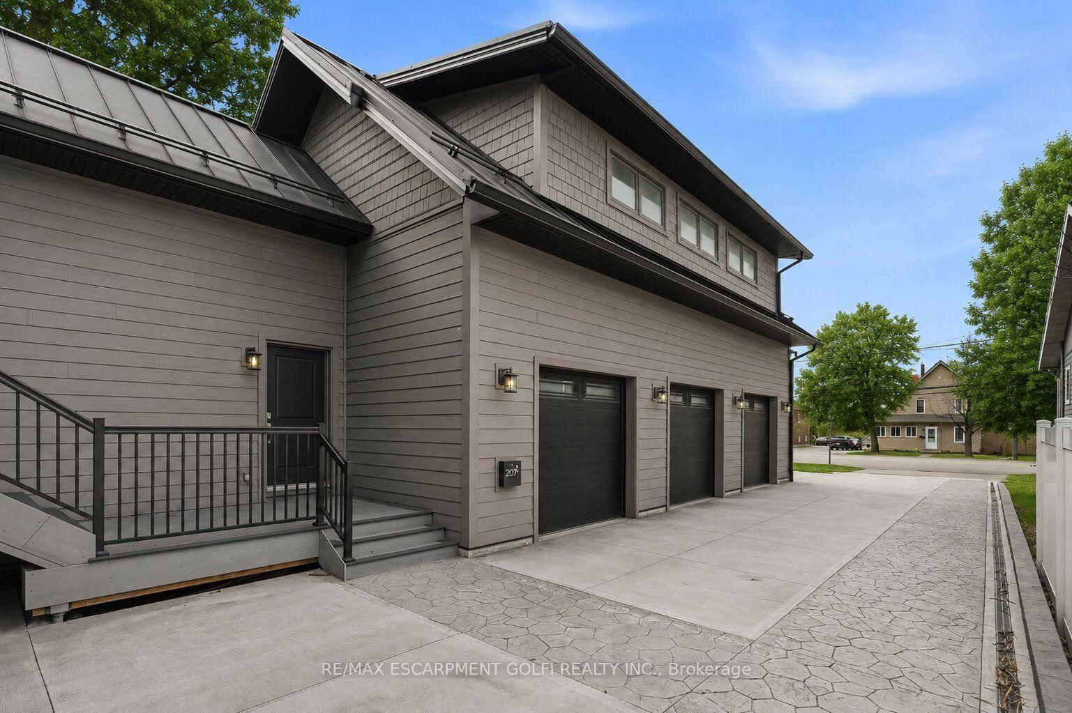 207 BEACH Boulevard • Hamilton, ON photo 4