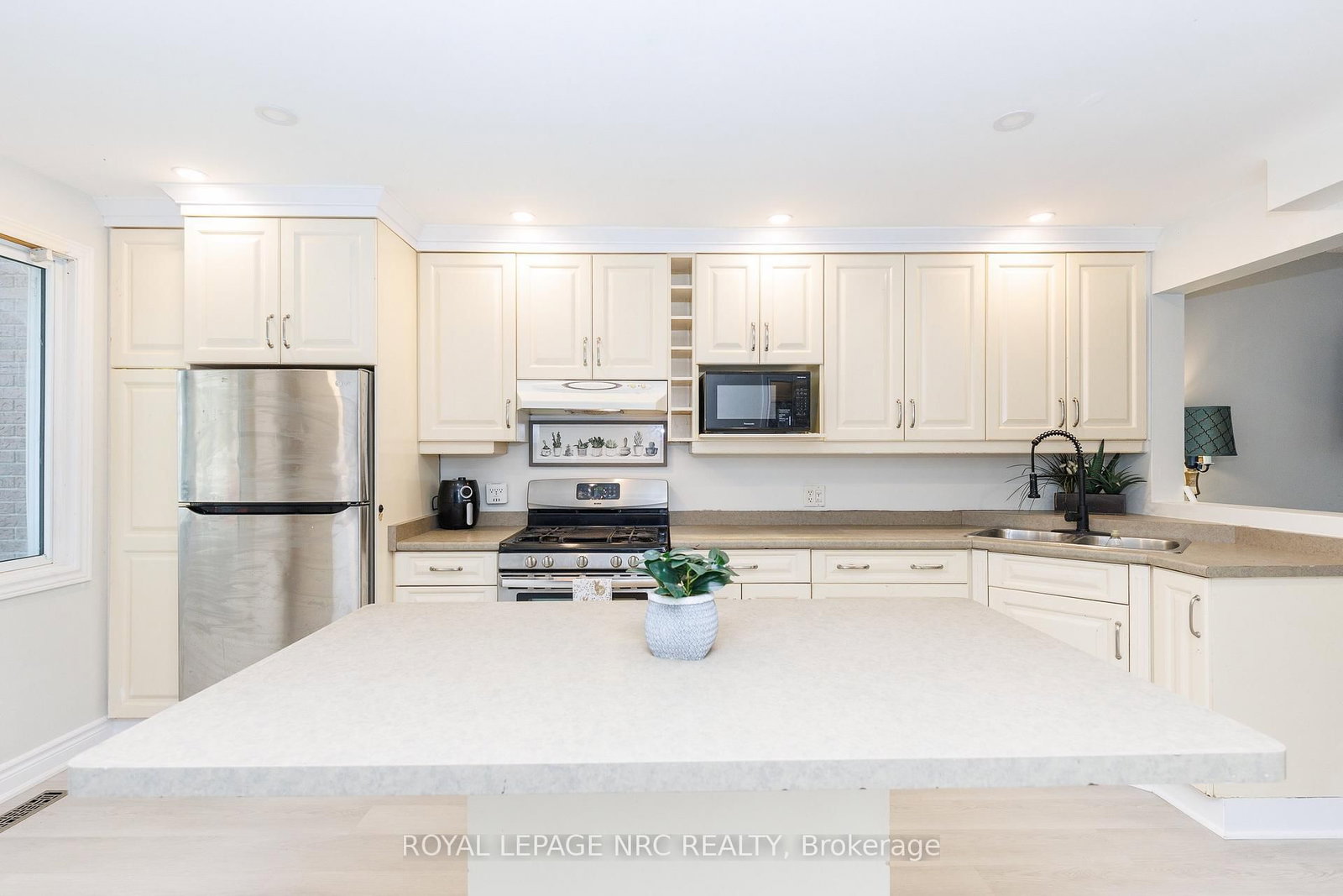 6562 HARMONY Avenue • Niagara Falls, ON photo 2