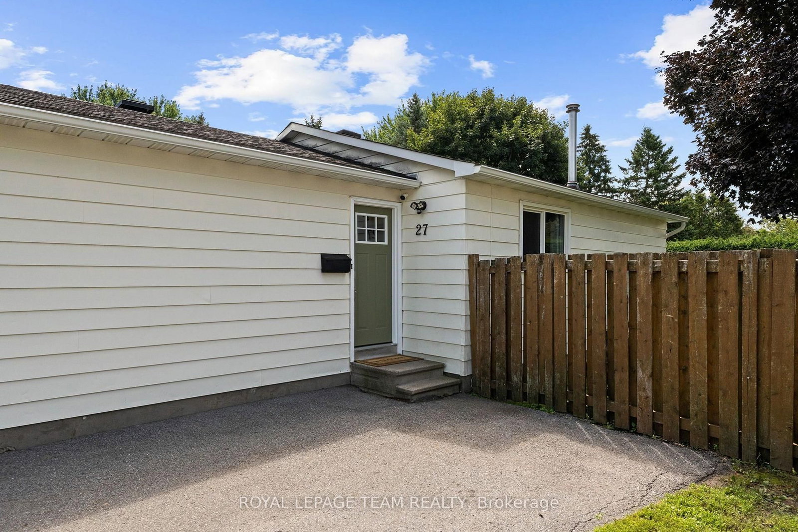27 Ballantrae Way • Ottawa, ON photo 6