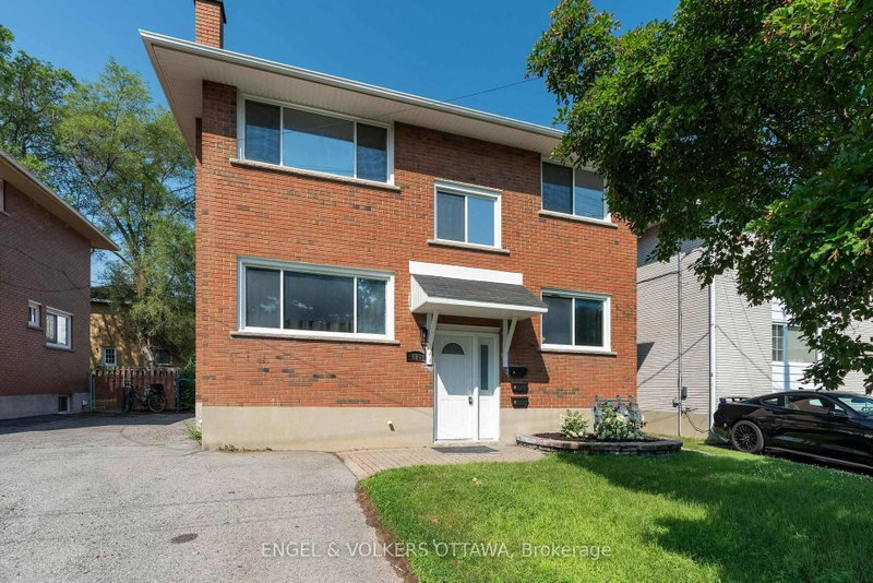 3 - 896 Pinewood Crescent