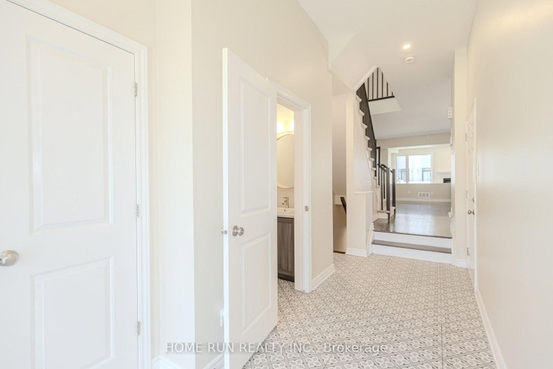 785 Cairn Cres photo 4