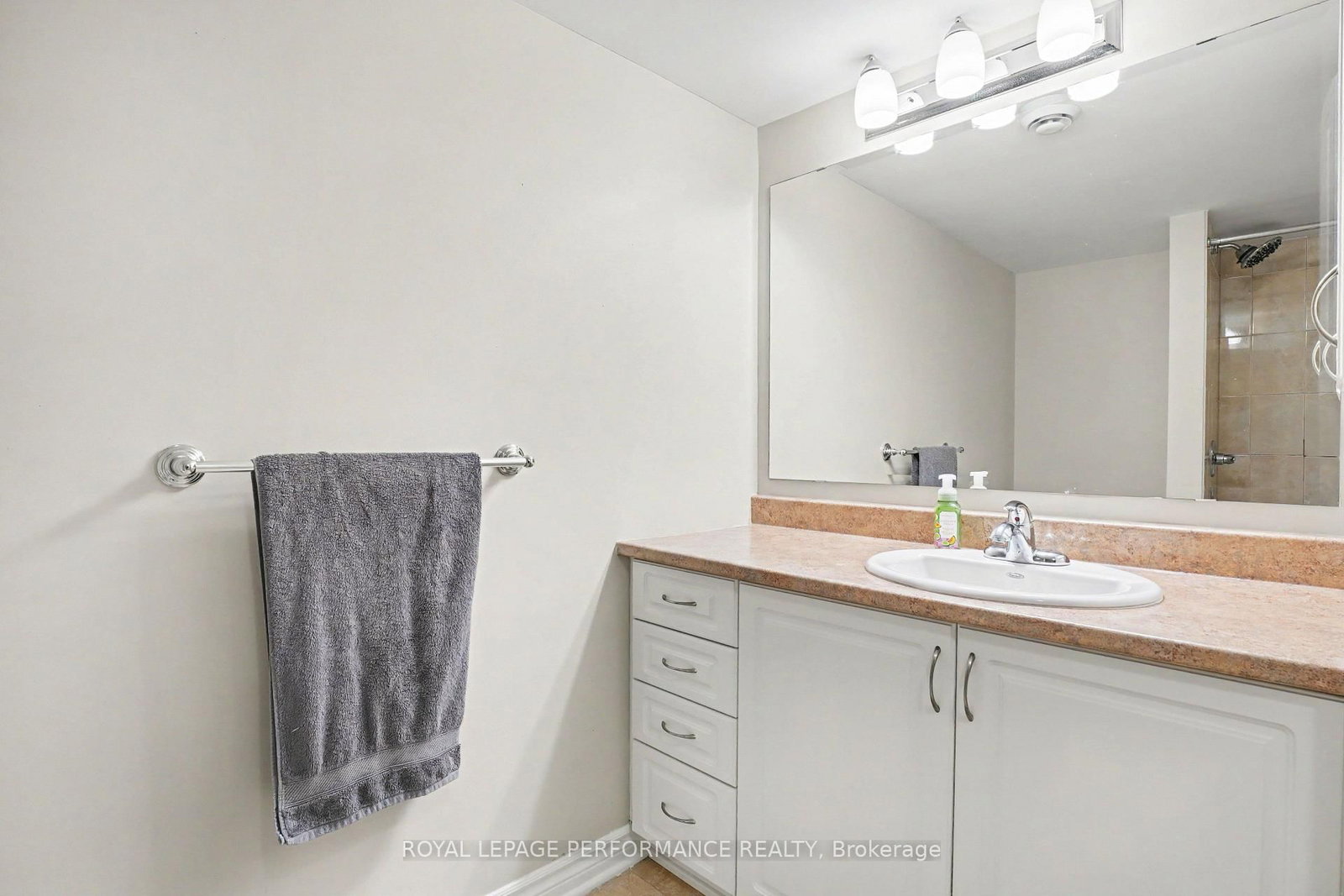 269A Titanium Private • Ottawa, ON photo 17