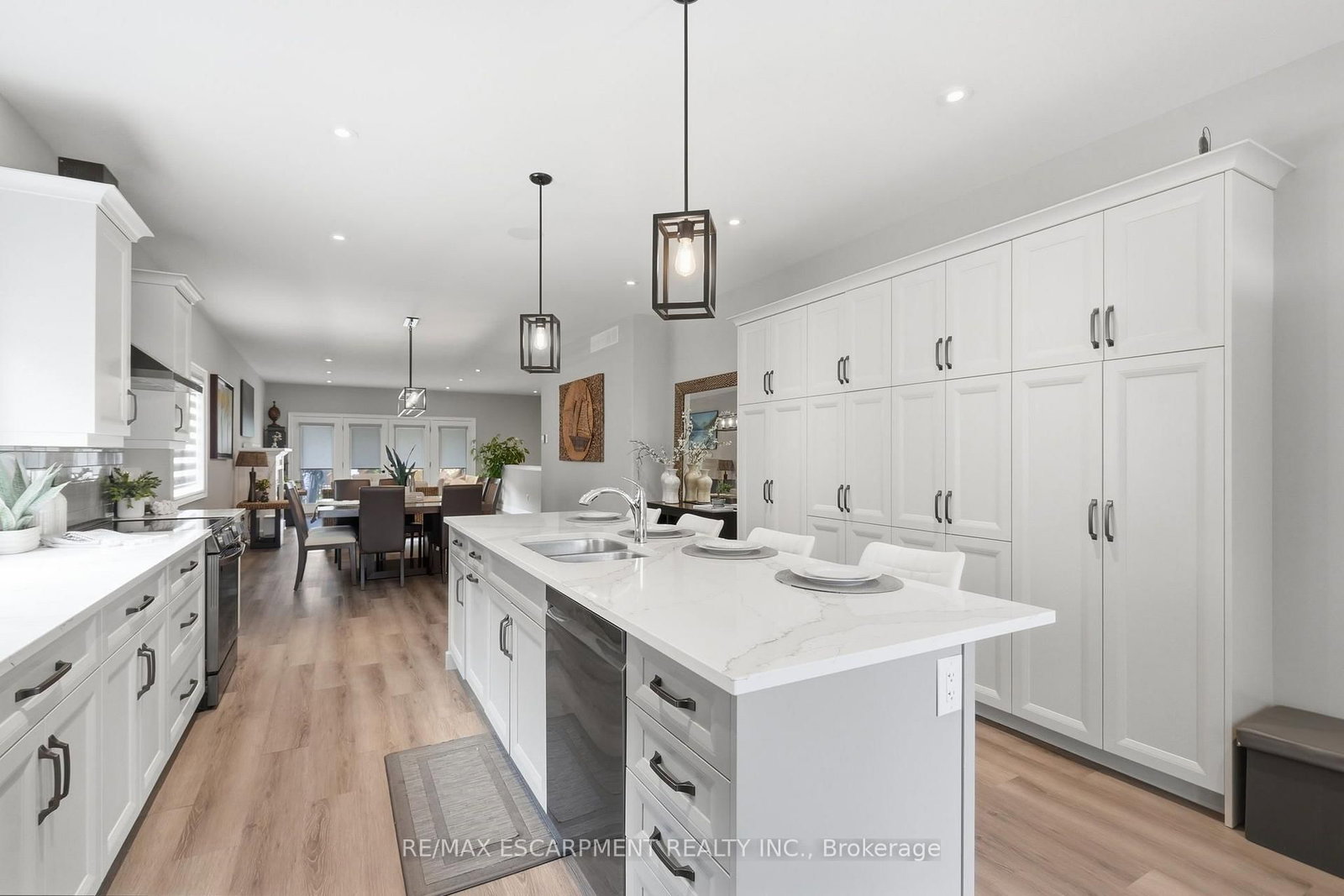 25 Sunrise Court • Fort Erie, ON photo 3