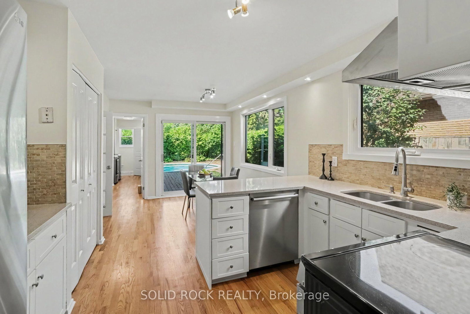 1599 Featherston Drive • Ottawa, ON photo 9