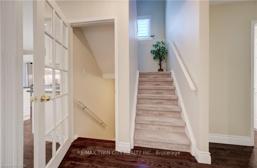 451 BURNETT Avenue • Cambridge, ON photo 17