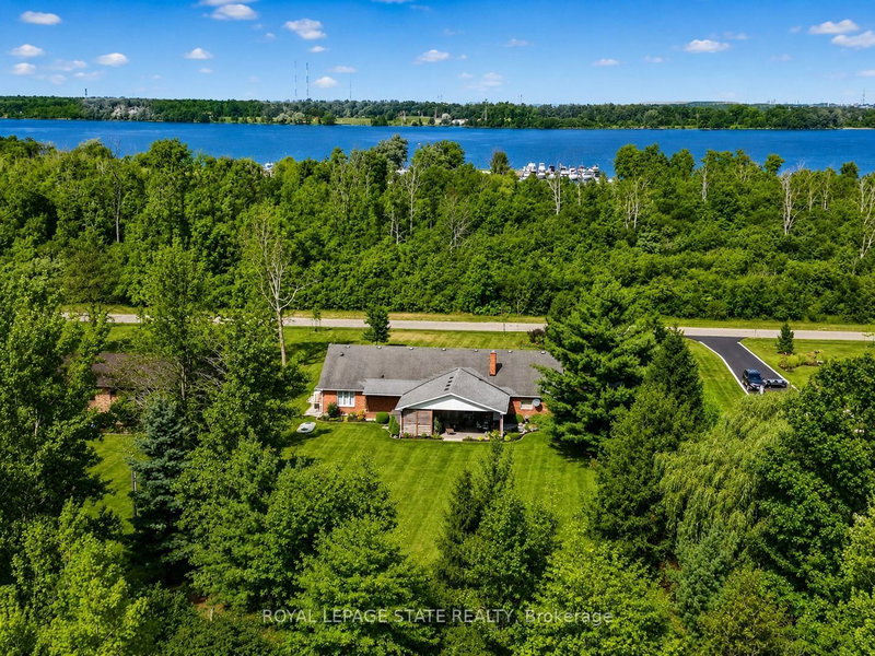 233 CAIRNS Crescent