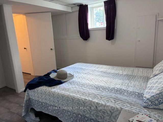 131 Lyons Ave photo 4