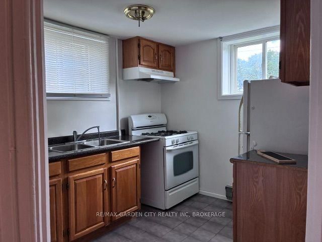 131 Lyons Ave photo 5