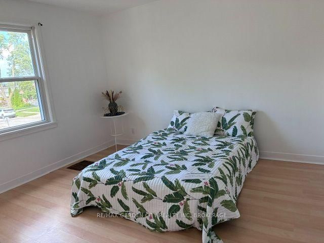 131 Lyons Ave photo 4