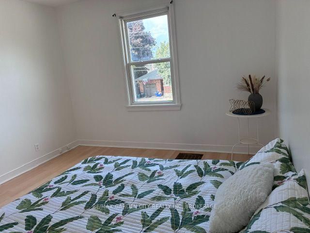 131 Lyons Ave photo 5