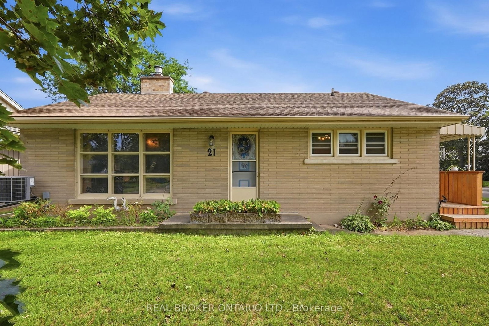 21 Oakwood Avenue • Kitchener, ON photo 4