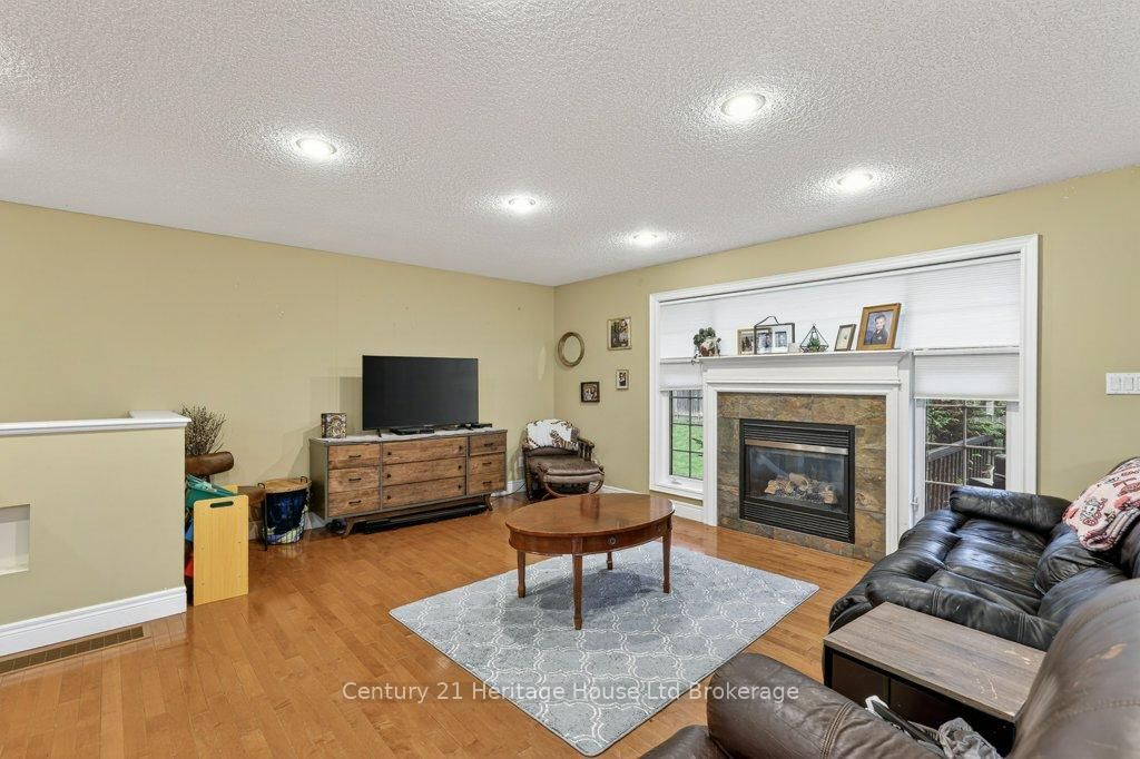57 WENDY CALDER Place • Woodstock, ON photo 12