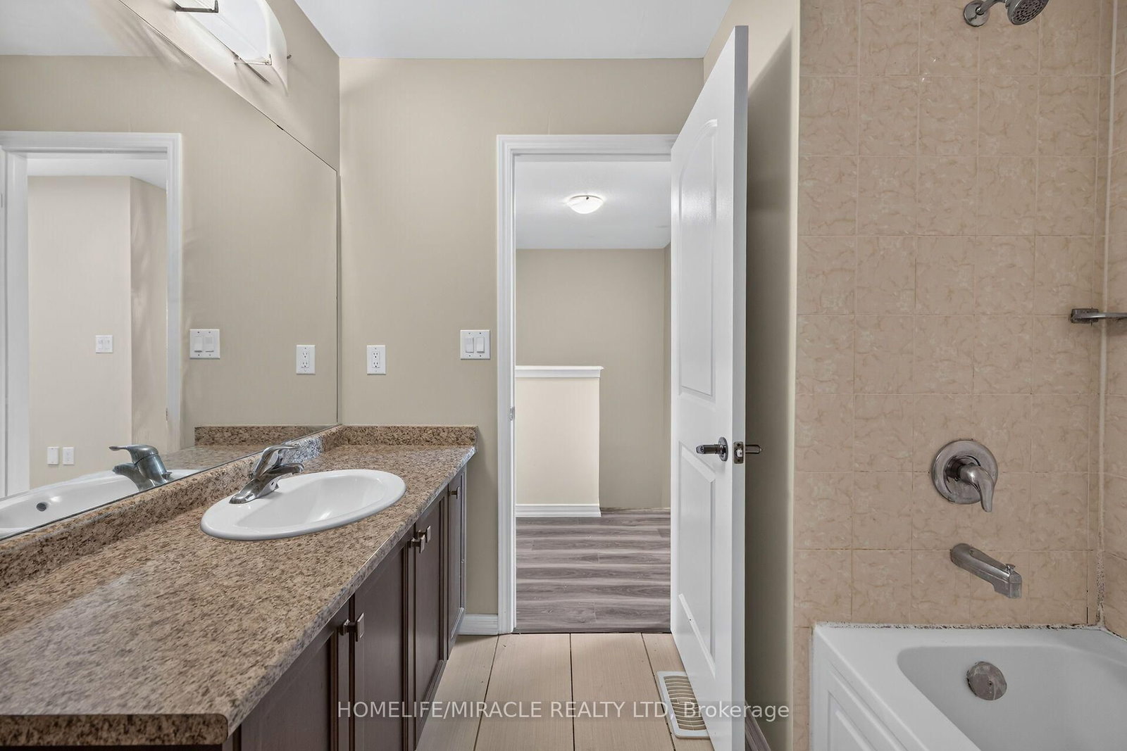82 Scarletwood Street • Hamilton, ON photo 37