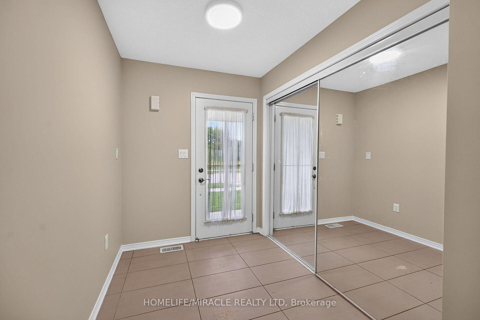 82 Scarletwood Street • Hamilton, ON photo 8