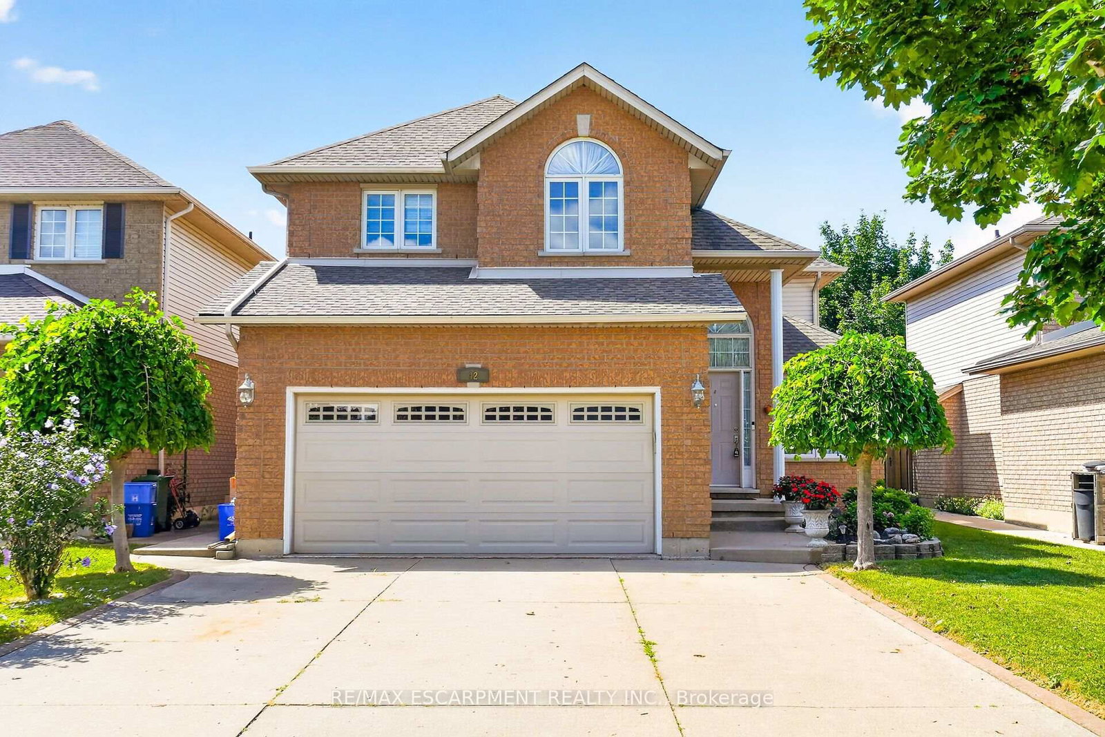 Detached House for sale at 42 Hillgarden Drive, Hamilton, Ontario, L8J 3R3 - Stoney Creek Mountain - MLS: X13688728