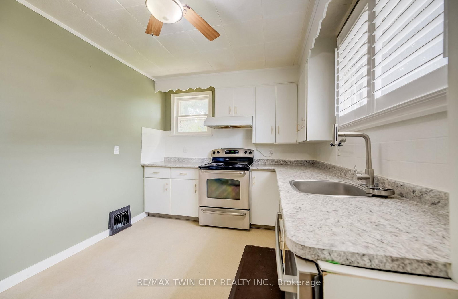 130 SYDENHAM Street • Woodstock, ON photo 11