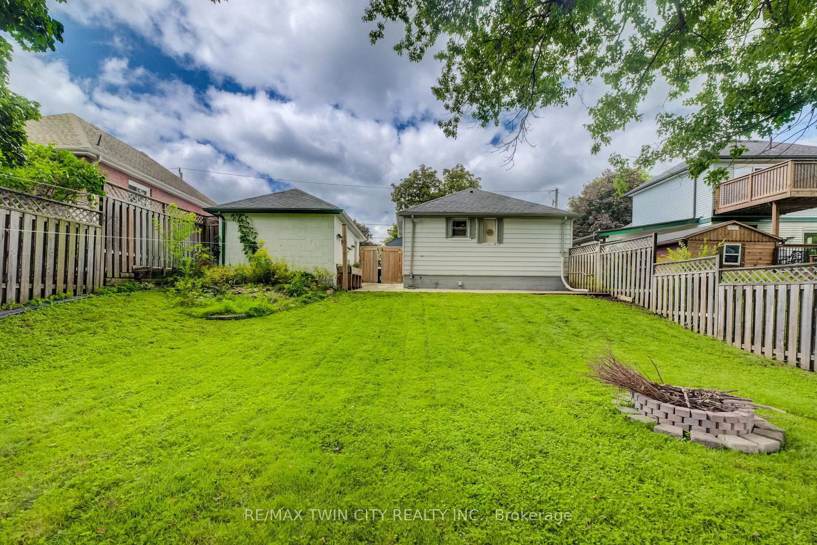 130 SYDENHAM Street • Woodstock, ON photo 21
