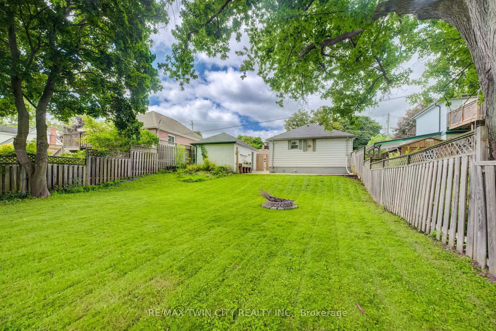 130 SYDENHAM Street • Woodstock, ON photo 22