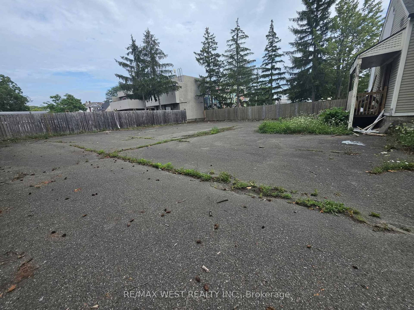 24 Burgar Street • Welland, ON photo 6